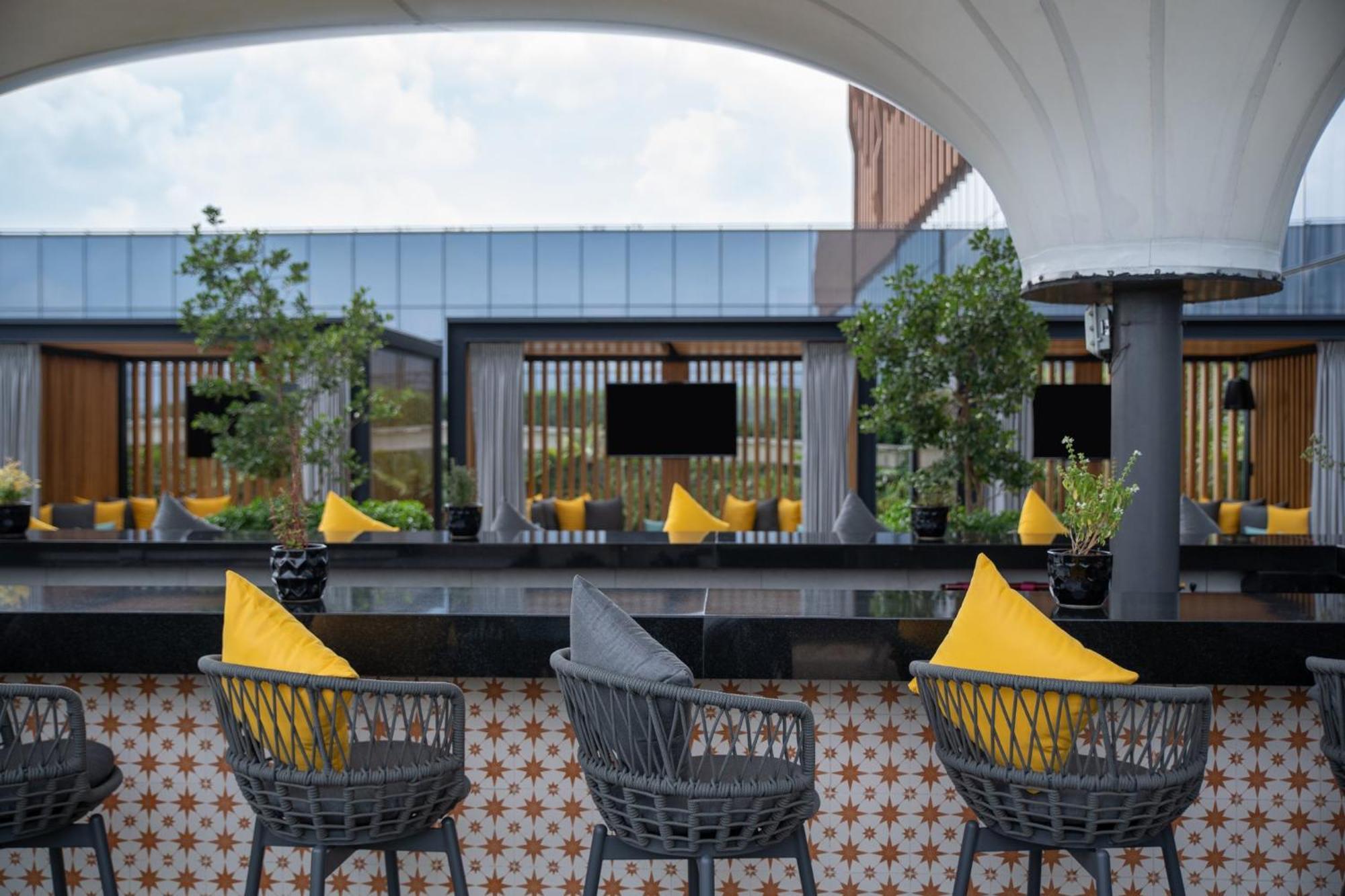 Fiesta Americana Viaducto Aeropuerto Mexico by Eksteriør bilde The bar at the rooftop